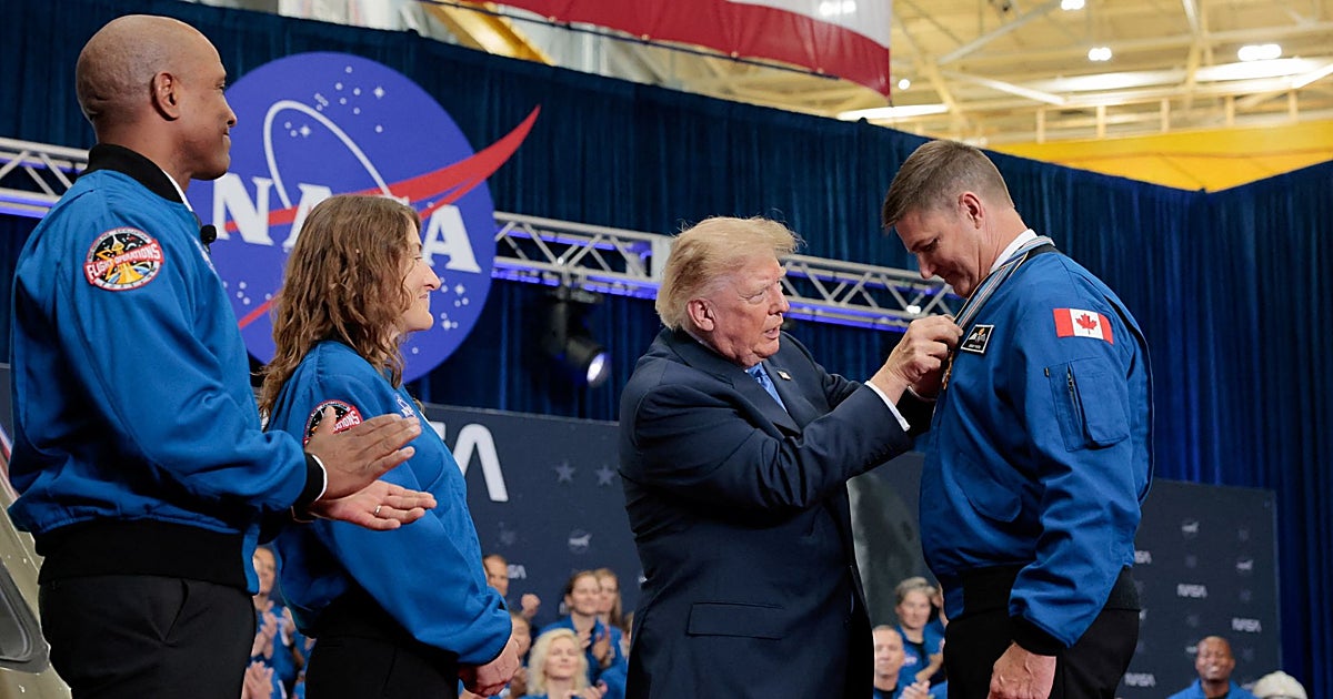 Trump anuncia la creación de una academia militar espacial para pisar la Luna antes que China