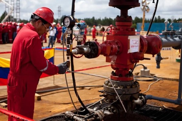 Participar en una compañía que explota campos venezolanos no otorga propiedad del petróleo a EE.UU., afirma experto – bancaynegocios.com