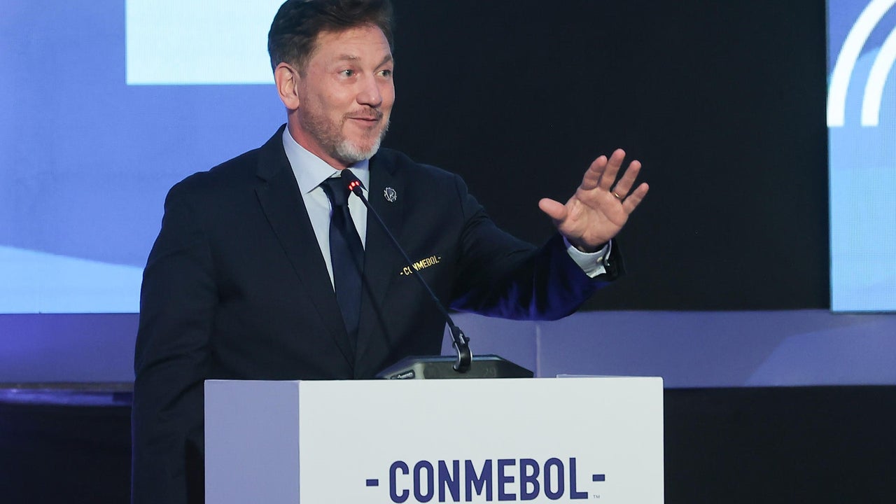El presidente de la Conmebol visitó Venezuela: entregó una cancha en La Guaira y se reunió con Delcy Rodríguez | NTN24.COM