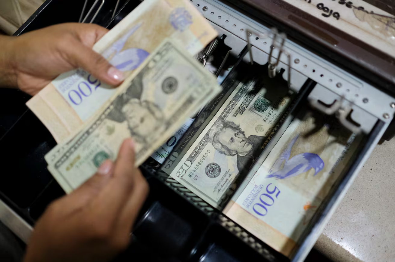 Bolívares, dólares o ambos: la apuesta de Asdrúbal Oliveros para cambiar el régimen monetario venezolano