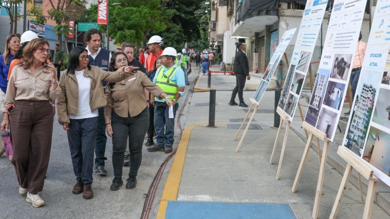 Delcy Rodríguez entregó financiamiento a 104 condominios de edificios afectados en Chacao