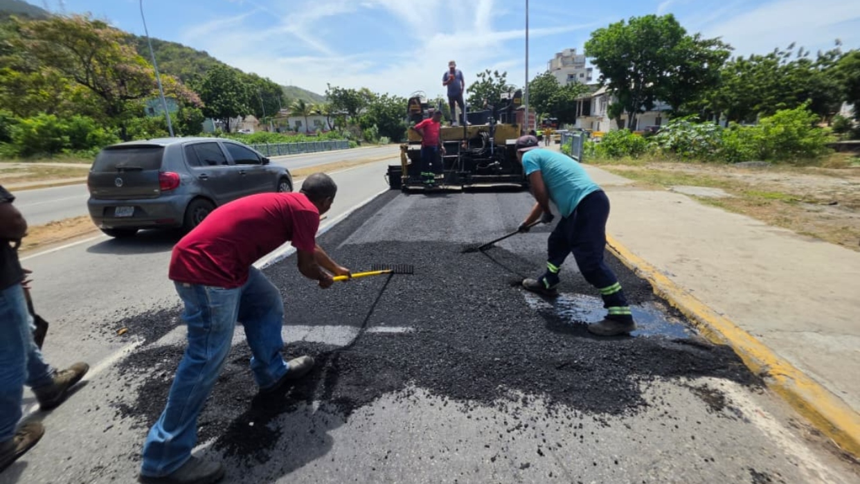 Inicia plan de asfaltado en la avenida La Playa de Macuto