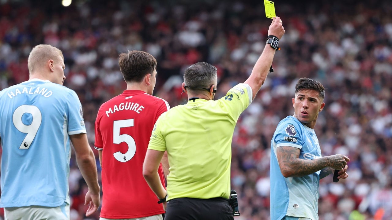 Jefe de árbitros de la Premier League reconoce error en el gol que le dio el triunfo al Manchester City sobre el Manchester United: los jueces fueron suspendidos | NTN24.COM