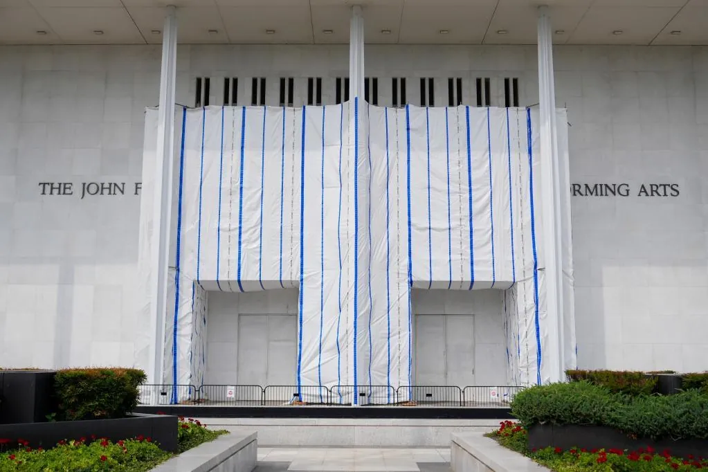 Un juez federal impide que el nombre de Trump vuelva a figurar en el exterior del Kennedy Center