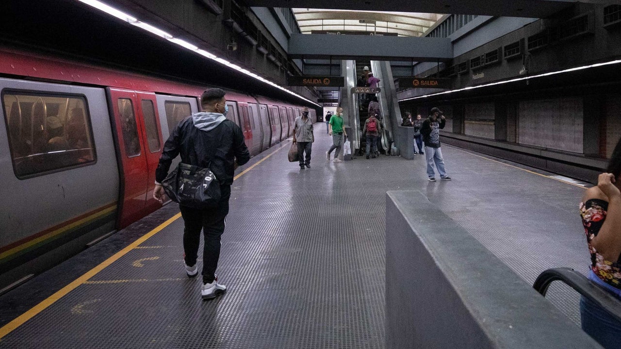 Metro de Caracas habilita transporte superficial por trabajos en la Línea 2 | NTN24.COM