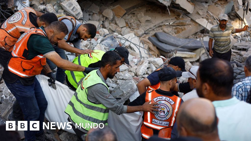 “Estamos escarbando con nuestras propias manos”: el derrumbe de un edificio dañado por la guerra en Gaza deja al menos 12 muertos y decenas de desaparecidos – BBC News Mundo