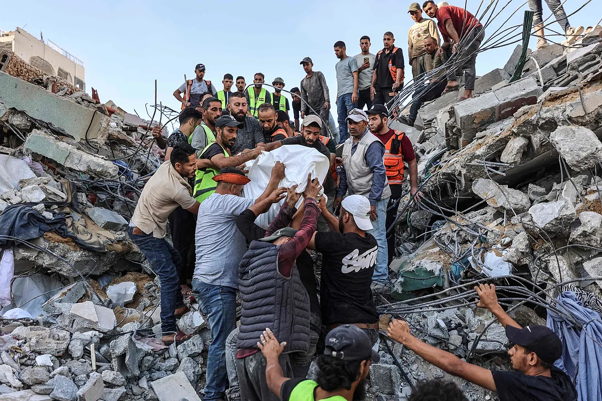 El colapso de un edificio dañado en la guerra en Gaza causa al menos 20 muertos