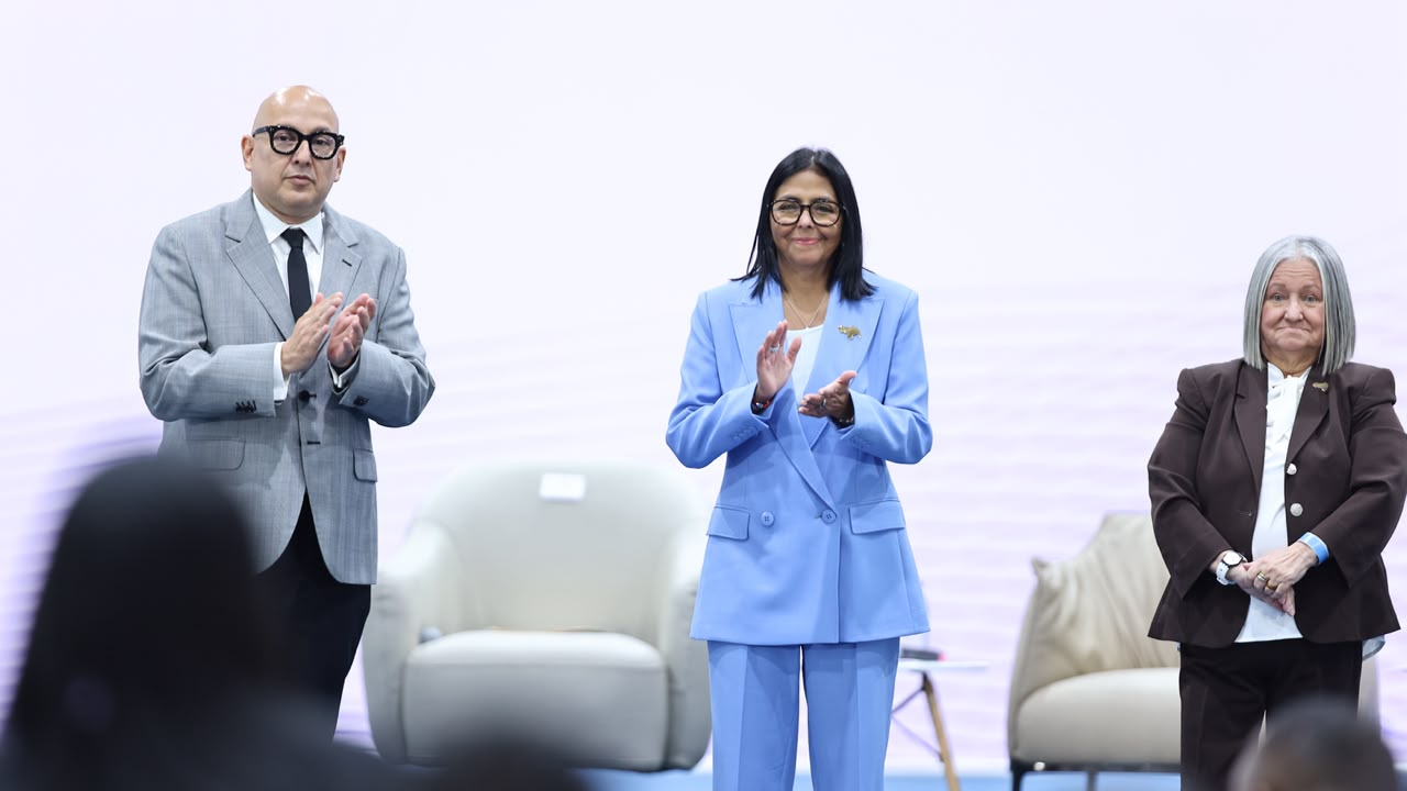 Presidenta entrega el Premio Nacional de Periodismo Simón Bolívar 2026: La comunicación debe servir de plataforma para un país que busca convivir