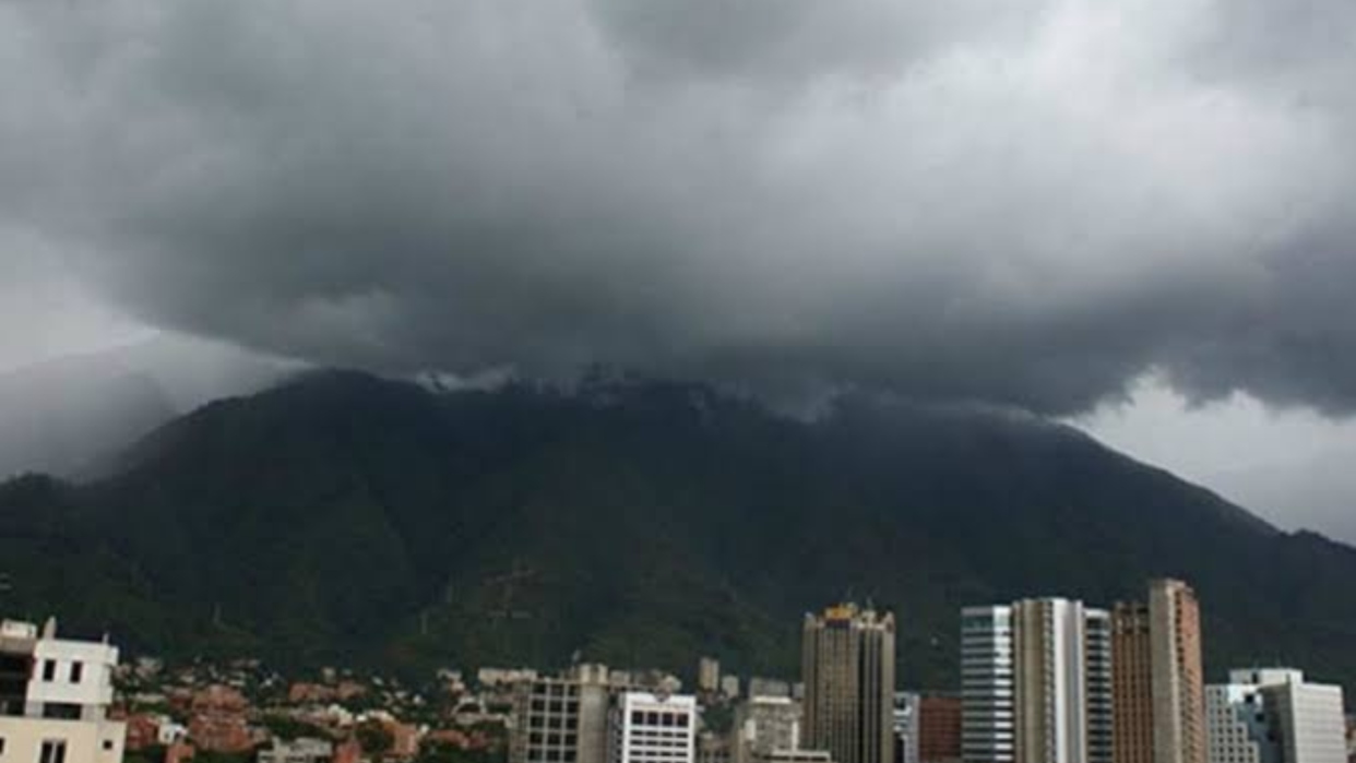 Onda tropical N.º 50 genera lluvias de intensidad variable y descargas eléctricas en varias zonas de venezuela