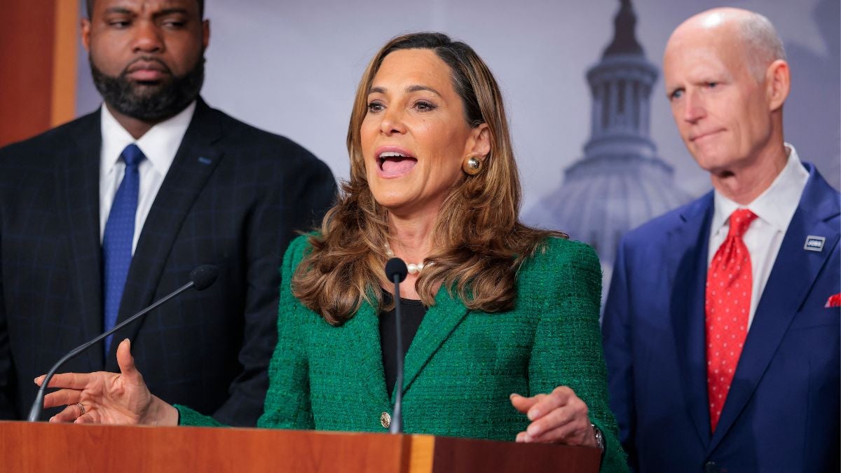 Congresista María Elvira Salazar da la espalda a las políticas migratorias de Trump y asegura que han ido muy lejos: “estoy hablando de darles una vida digna” | NTN24.COM