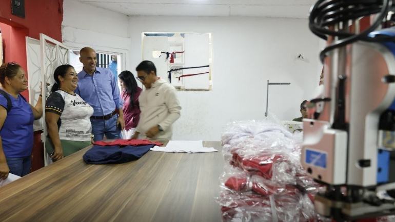 Ministerio de Educación entregará bolsos y uniformes a un millón de niños