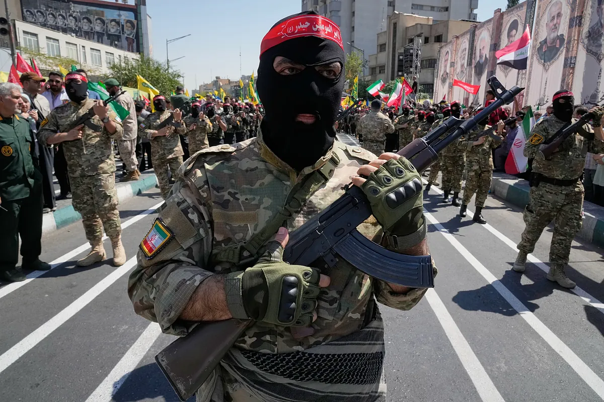 Cientos de miles de iraníes participan en un desfile militar frente a EEUU: “No tenemos miedo de las amenazas de Trump contra nuestra patria”