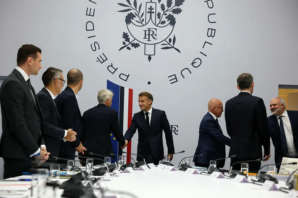 Emmanuel Macron convoca a los aspirantes presidenciales para informarles del “rápido deterioro de la situación internacional”