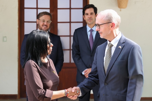 Delcy Rodríguez se reunió Colin Dick: «Venezuela y Reino Unido abren un nuevo capítulo en sus relaciones bilaterales» – bancaynegocios.com