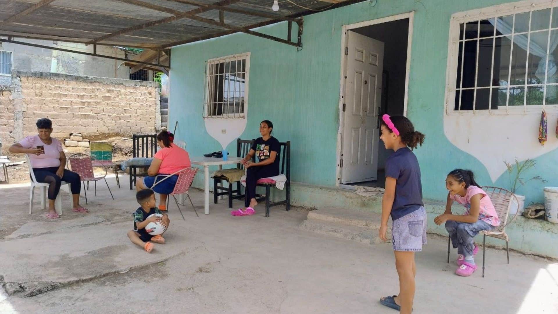 Por falta de vivienda: Familias desplazadas de La Guaira postergan el regreso a clases – Efecto Cocuyo