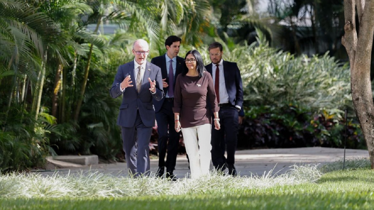 Delcy Rodríguez sostuvo encuentro con Colin Dick, encargado de negocios del Reino Unido