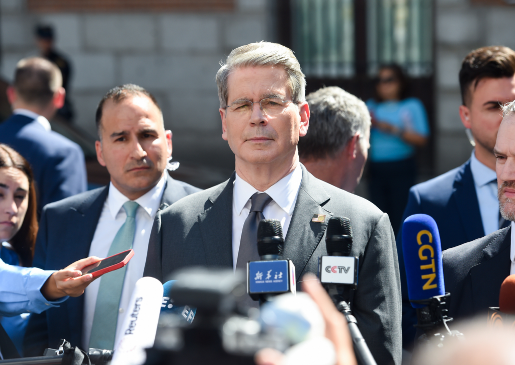 Scott Bessent admite que EE. UU. administra activos y petro-dólares de Venezuela