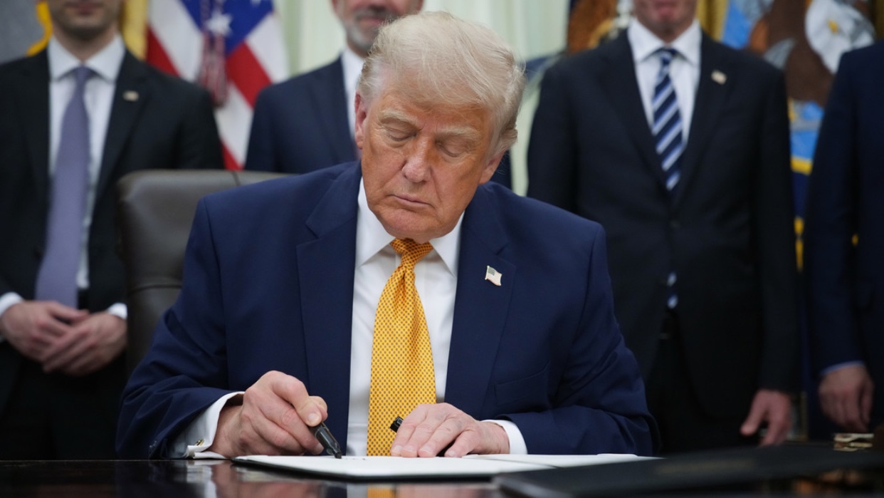 Trump firma el proyecto de ley de las