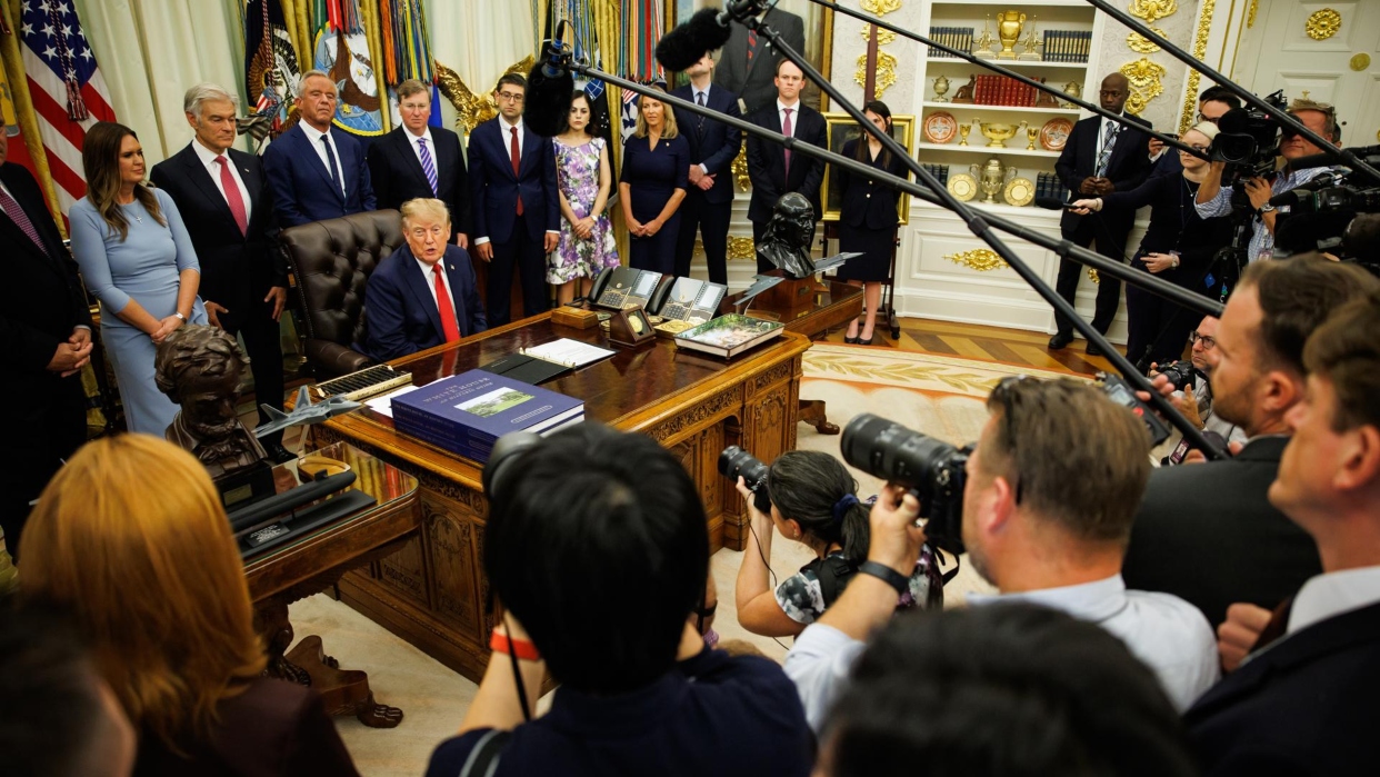 Trump defiende su política migratoria y responde a María Elvira Salazar: Yo logré que la eligieran, sin mí, no habría salido elegida