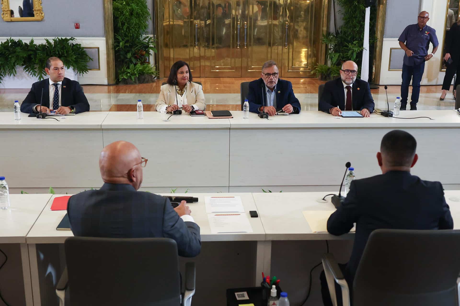 Mesa de diálogo revisa libertad de expresión en Venezuela – Efecto Cocuyo