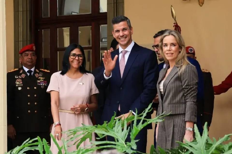 Rodríguez recibe a presidente de Paraguay para negociar la deuda de Pdvsa con ese país