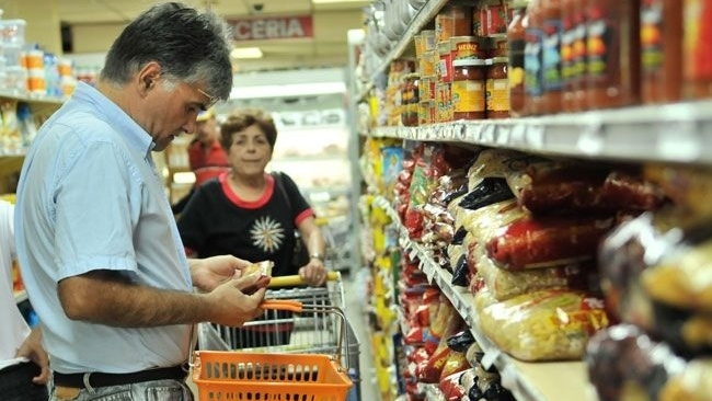 Datanálisis: El peso de la culpa toca a 63 de cada 100 venezolanos a la hora de comprar