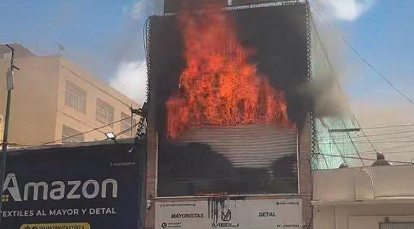 Incendio de gran magnitud desató el caos en un edificio de El Cementerio en Caracas (VIDEOS)