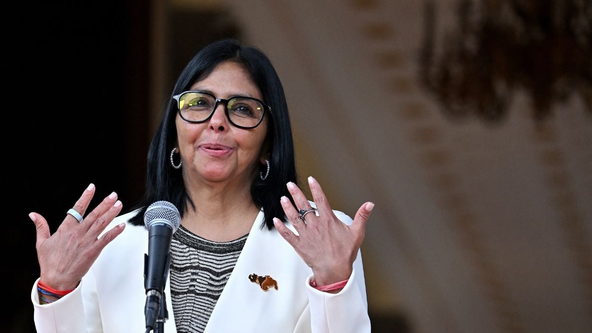 Rodeada de escoltas, en camioneta de lujo e ignorando a periodistas: se conoce indignante video de Delcy Rodríguez en Nueva York | NTN24.COM