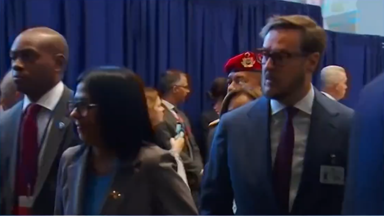 Delcy Rodríguez no llegó sola a la ONU; llegó junto con el canciller que niega los arrestos ilegales en Venezuela | NTN24.COM