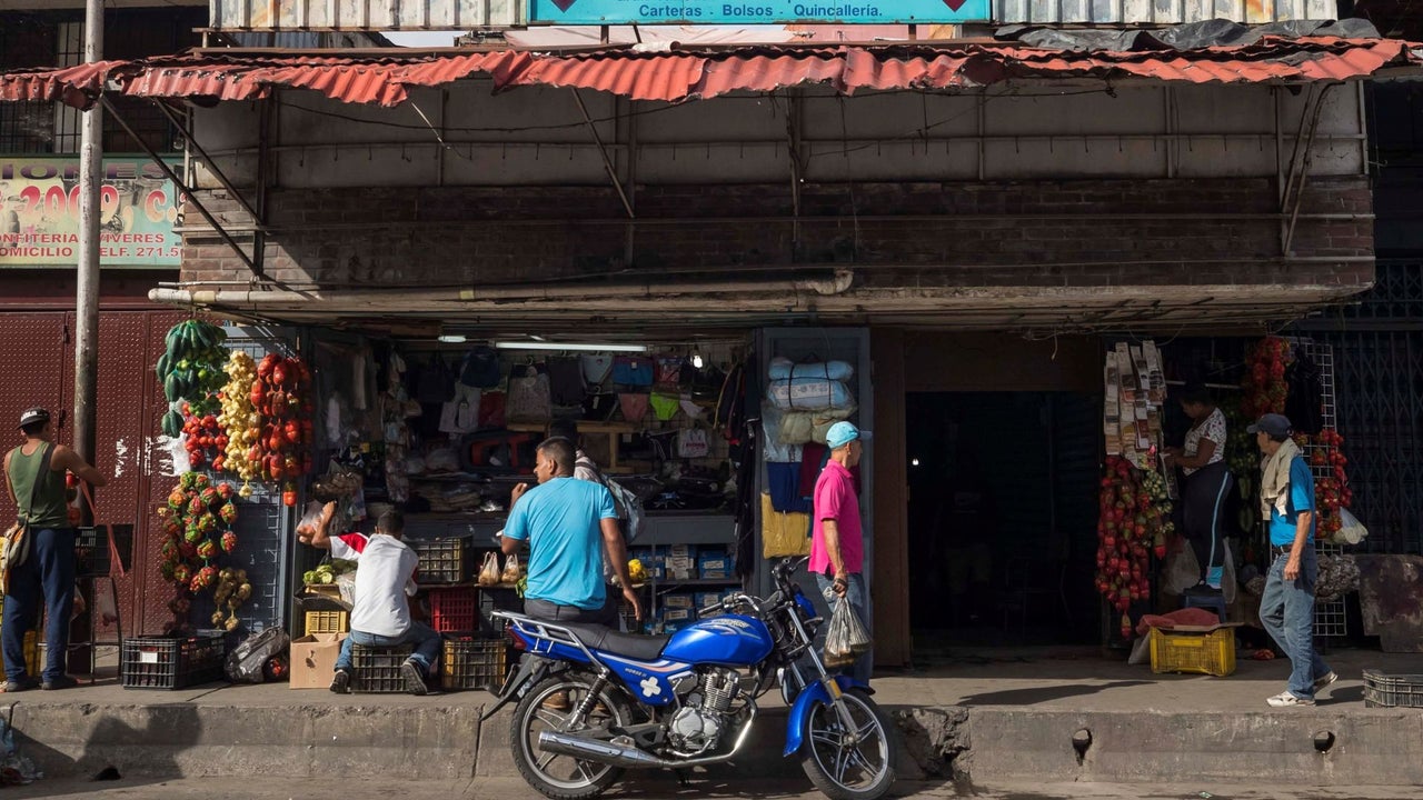 Encuesta revela que 85 % de los venezolanos considera “muy insuficientes” sus ingresos frente al costo de vida | NTN24.COM