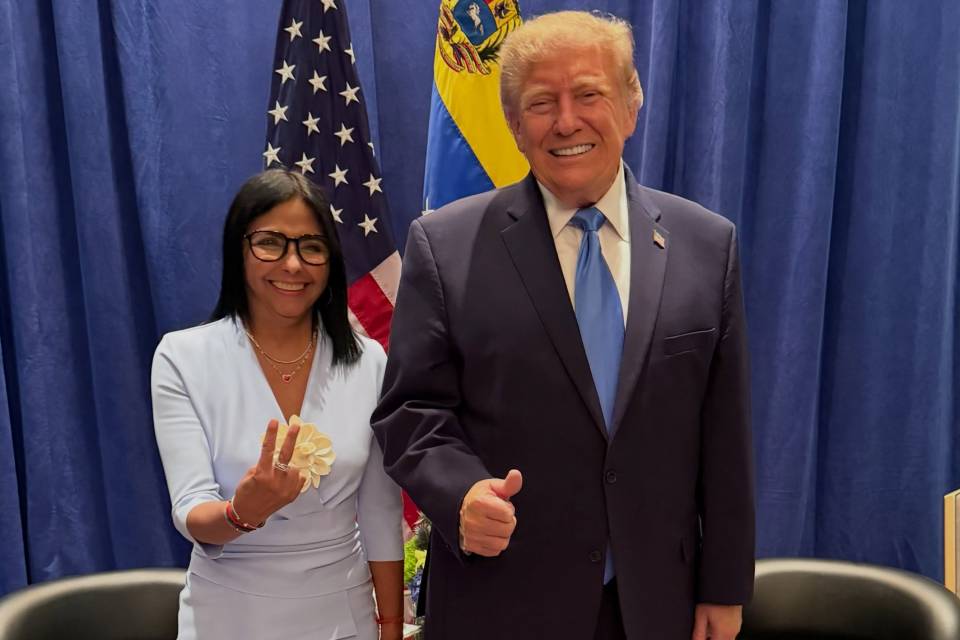 Delcy Rodríguez pasa de atacar a Trump a posar con él y procurar “cooperación” energética