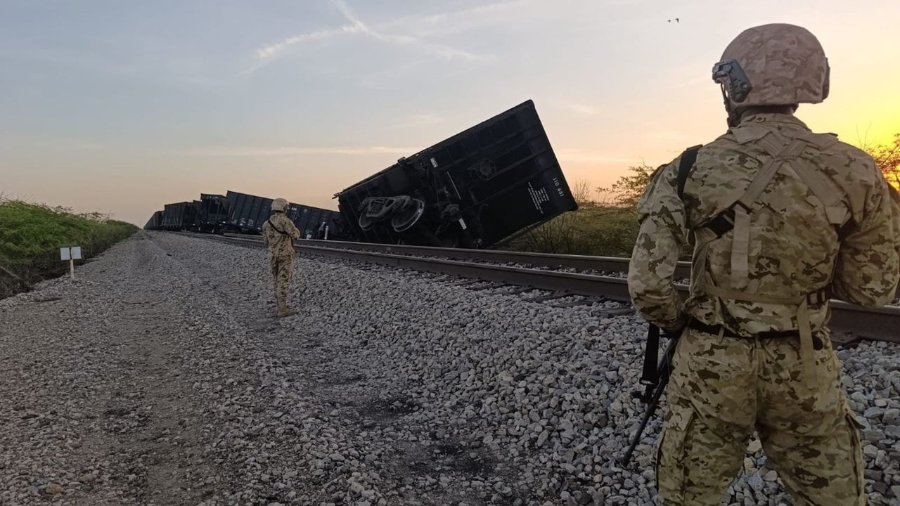 Imágenes dejan ver impresionante despliegue militar en vía férrea de Colombia en donde grupo criminal volcó vagones de tren | NTN24.COM