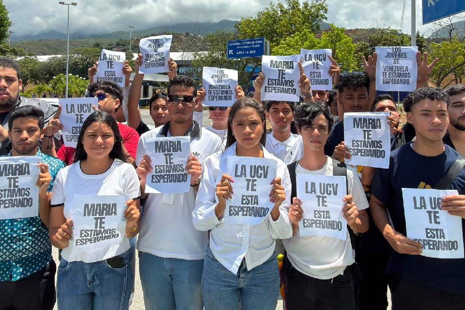 Ucevistas exigen en Maiquetía que se permita el retorno de María Corina Machado | TalCual