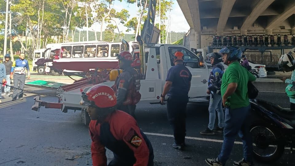 Reportan accidente con vehículo de carga en la autopista Valle-Coche a la altura del distribuidor La Gaviota