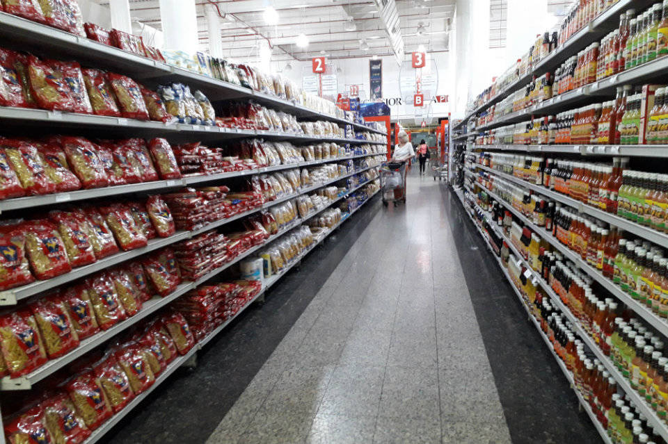Venezolanos invierten 60% de sus ingresos en alimentos, según ANSA | TalCual