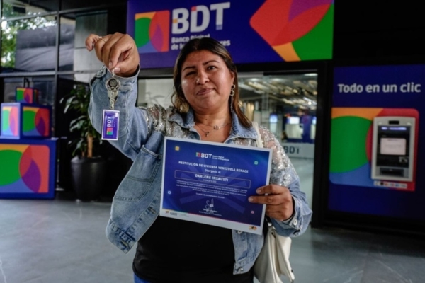 BDT entrega primeros créditos del Plan Venezuela Renace a familias afectadas por el terremoto – bancaynegocios.com