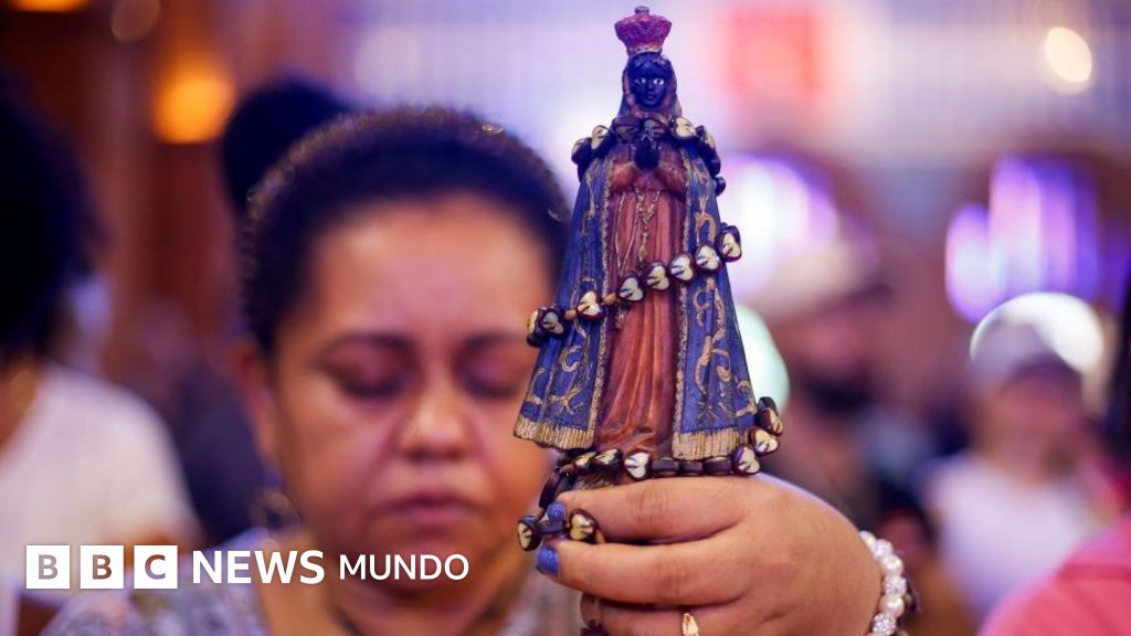 Elecciones en Brasil: por qué los católicos votan más a Lula, los evangélicos a Bolsonaro y cómo una polémica por una virgen influye en los comicios – BBC News Mundo