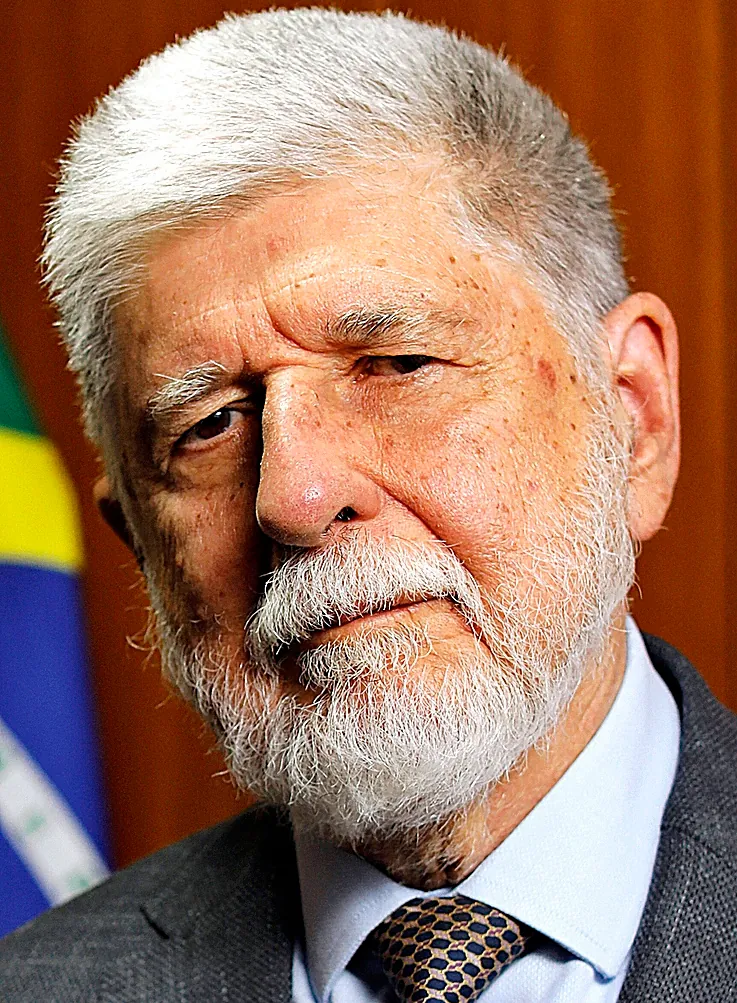 Celso Amorim, ex ministro de Exteriores: “Brasil es muy grande para ser controlado, pero los de Bolsonaro están siempre con la bandera de Estados Unidos”