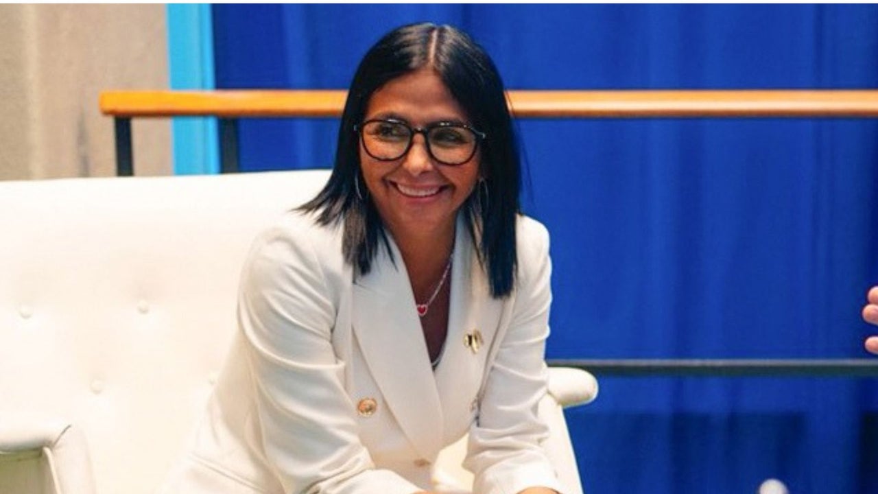 “Que nadie se deje engañar”: venezolanos recuerdan en redes cuando Delcy Rodríguez aplaudía a Maduro al promulgar la ‘Ley contra el odio’ en 2017 | NTN24.COM