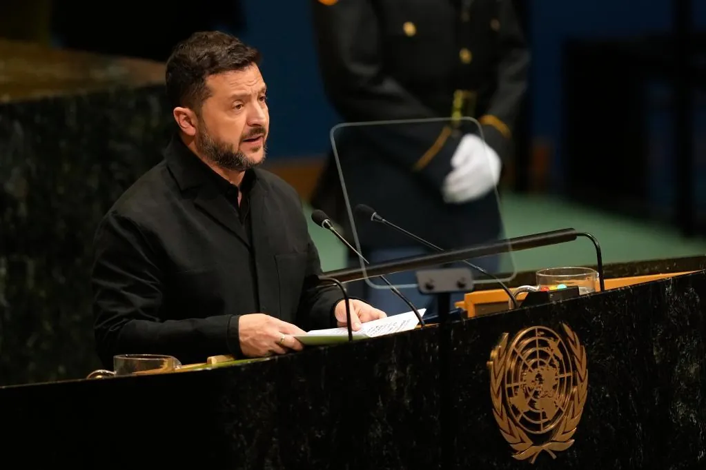 Ucrania atacará las refinerías rusas en respuesta a la “nueva doctrina” de ataques de Moscú que busca que la población abandone Kiev, dice Zelenski