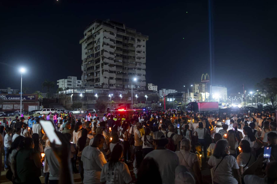 Conmemoran 100 días del doble terremoto con vigilia en La Guaira | TalCual