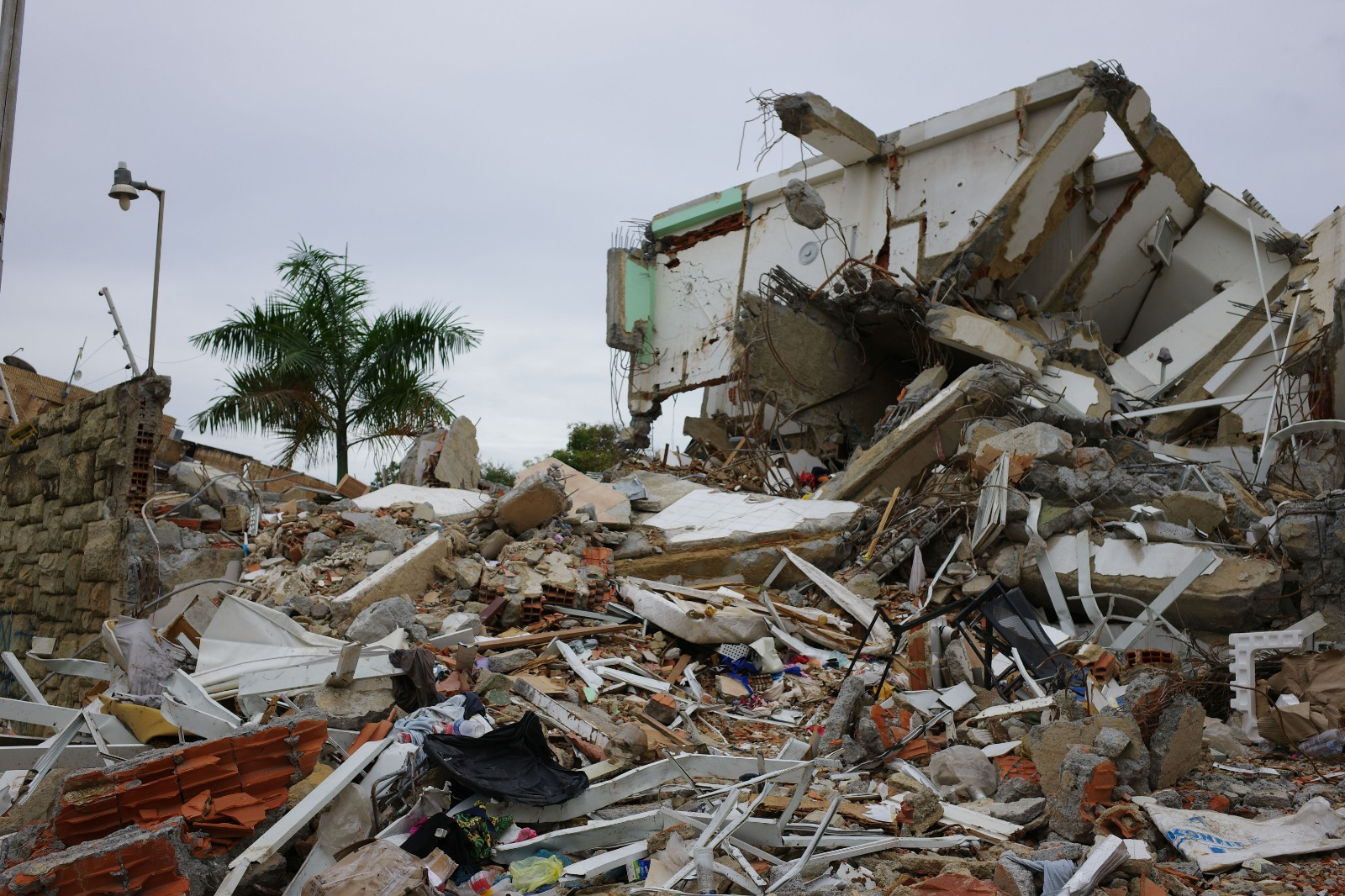 Siguen hallando cuerpos entre los escombros de La Guaira/Otros cuatro fueron encontrados este sábado 3 de octubre < El Informador Venezuela