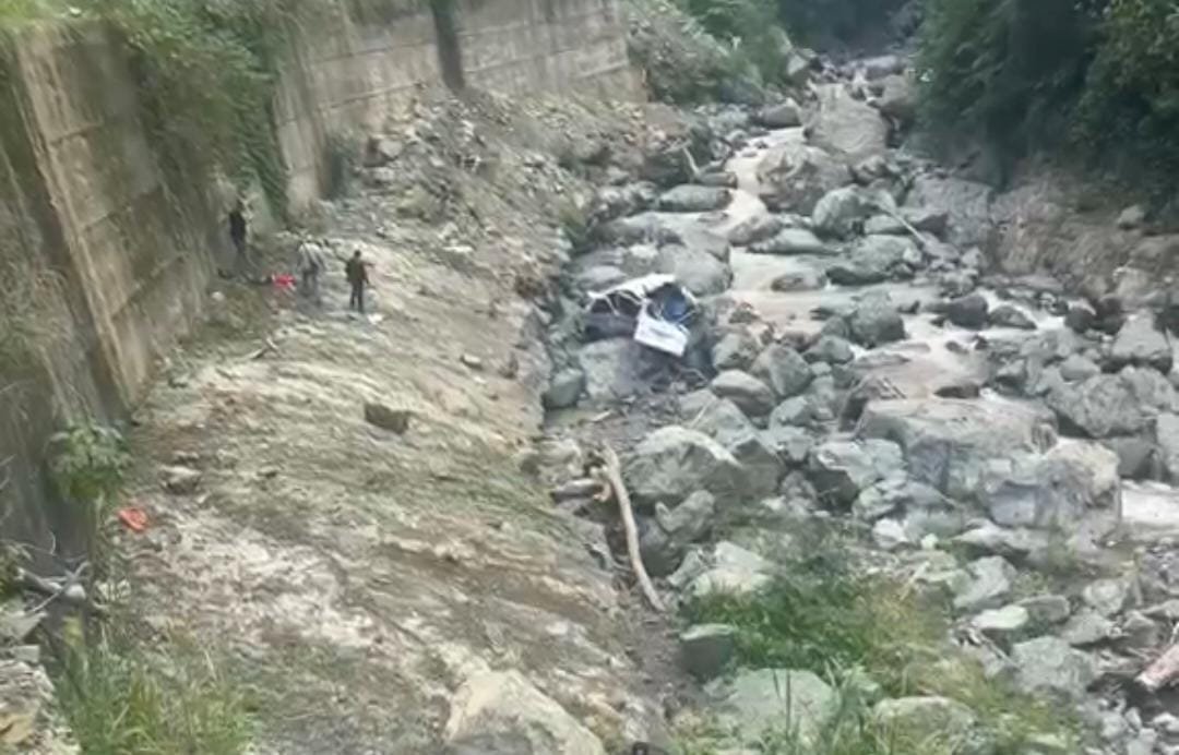 Tragedia mortal en Colombia: Autobús terminó en el fondo de un barranco tras derrumbe de rocas