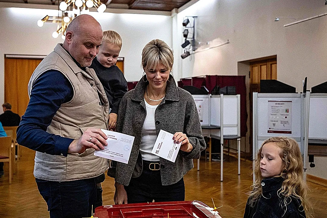 El ‘coloso’ Kulbergs revalida su mandato en Letonia y blinda su política firme frente a Rusia