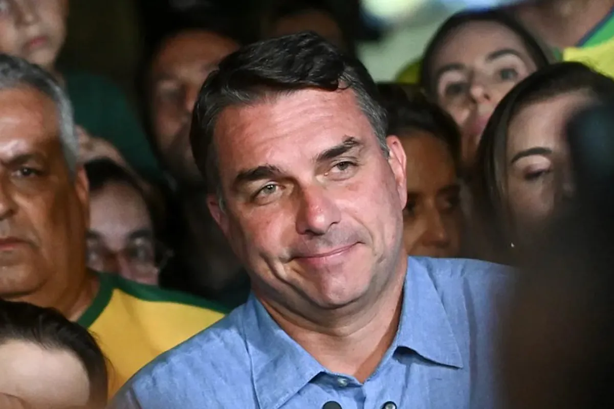 Flávio Bolsonaro gana la primera vuelta a Lula y llama al cambio en Brasil