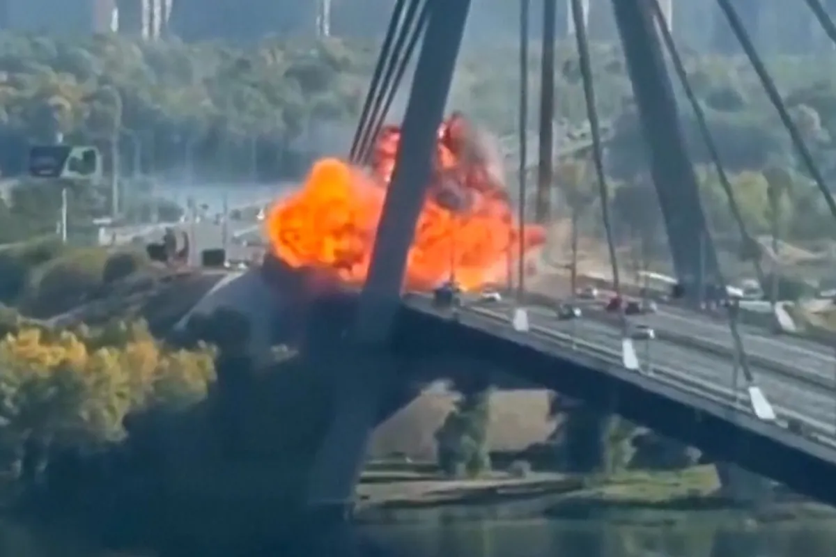 Rusia vuelve a golpear el puente sobre el río Dnieper en Kiev y causa al menos 6 muertos