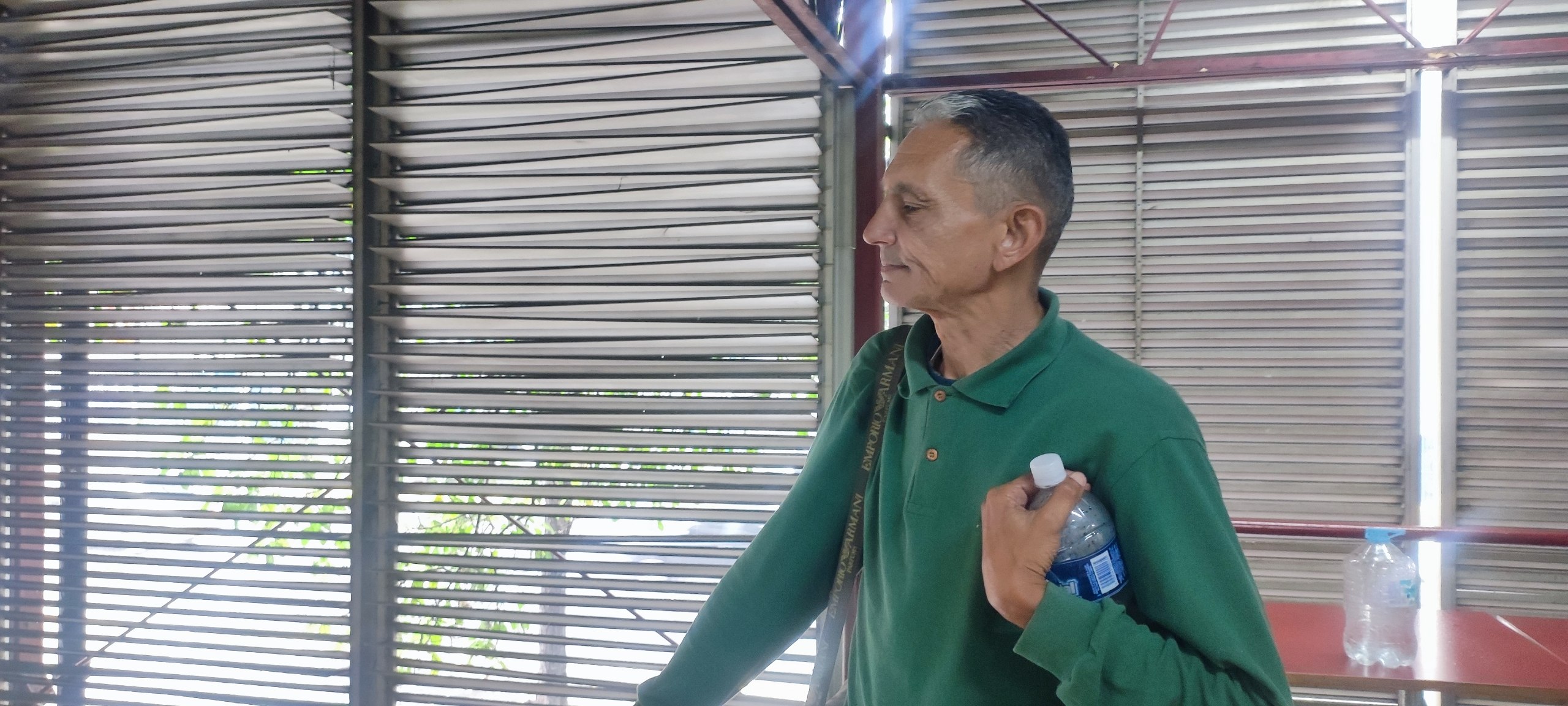 Adulto mayor sin casa busca refugio tras perder todo en La Guaira