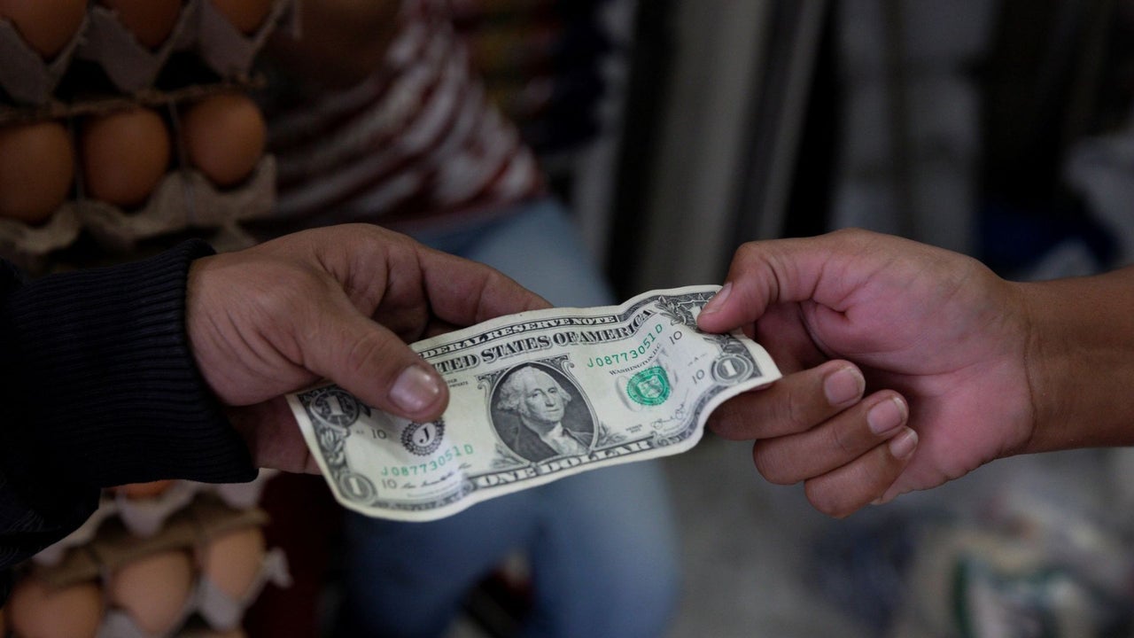 Lunes 5 de octubre: Así cotizó el precio del dólar y del euro en Venezuela | NTN24.COM