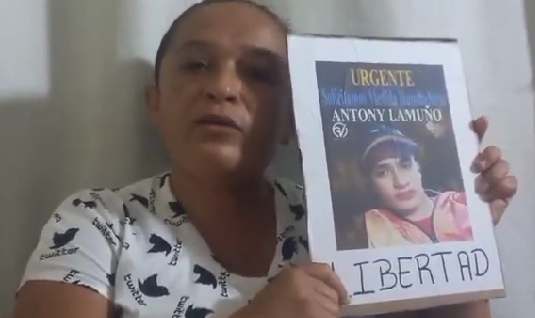 Madre exigió la libertad de su hijo, encarcelado por difundir un video de Maduro en WhatsApp