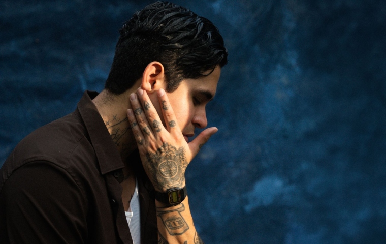NOREH estrena “La dura”, una canción sobre el coqueteo, las primeras impresiones y la conquista